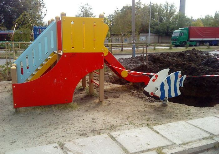 Never Let Your Kids Play on This Playground (3 pics)