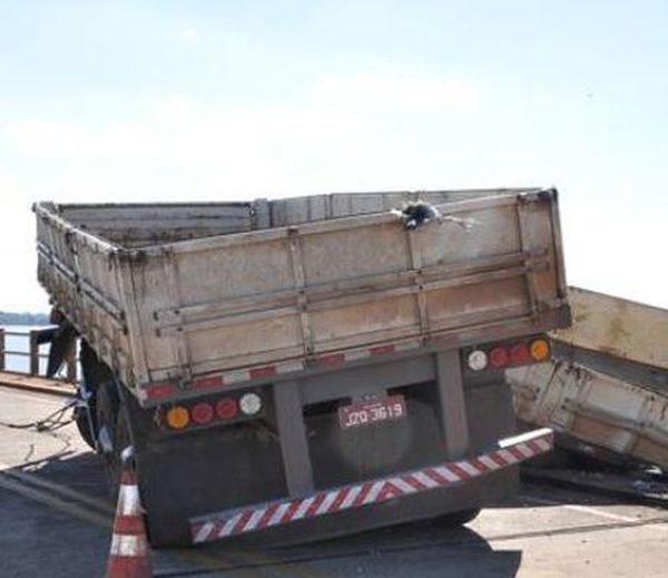 Lucky Driver Survives a Horrible Crash (9 pics + 1 video)