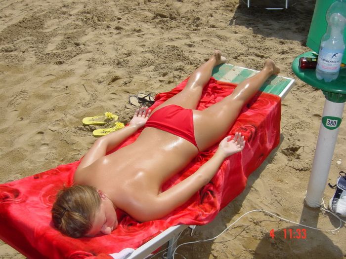 Girls on the Beach (45 pics)