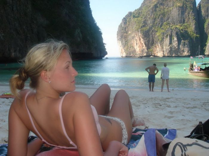 Girls on the Beach (45 pics)