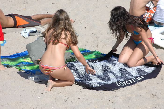 Girls on the Beach (45 pics)