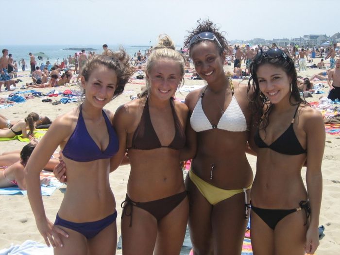 Girls on the Beach (45 pics)