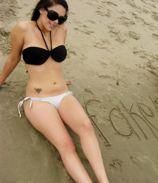 Girls on the Beach (45 pics)