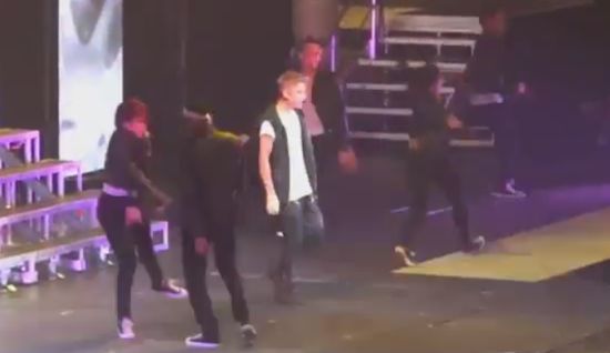 Justin Bieber Throws Up During The Concert in Arizona