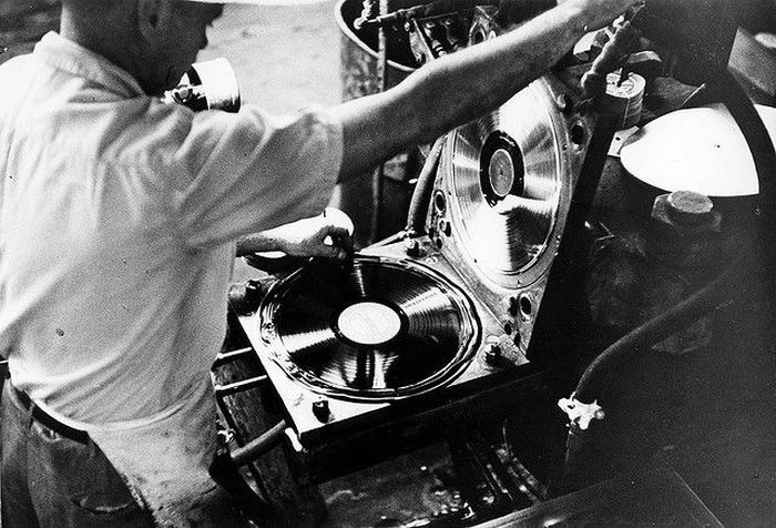 The Production of Vinyl Records (18 pics)