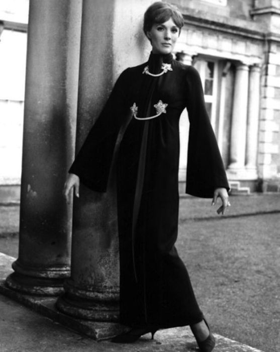 Julie Andrews (77 pics)