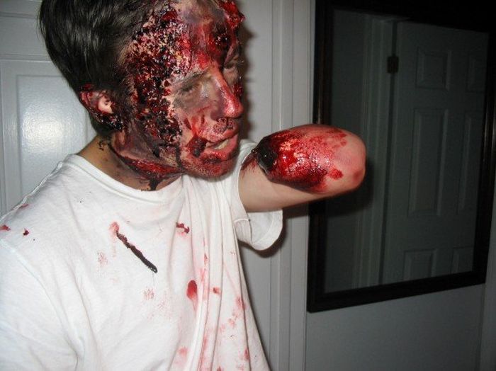 Scary and Realistic Halloween Costume (5 pics)
