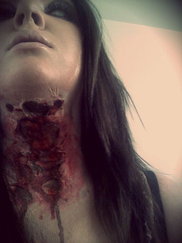 Scary and Realistic Halloween Costume (5 pics)
