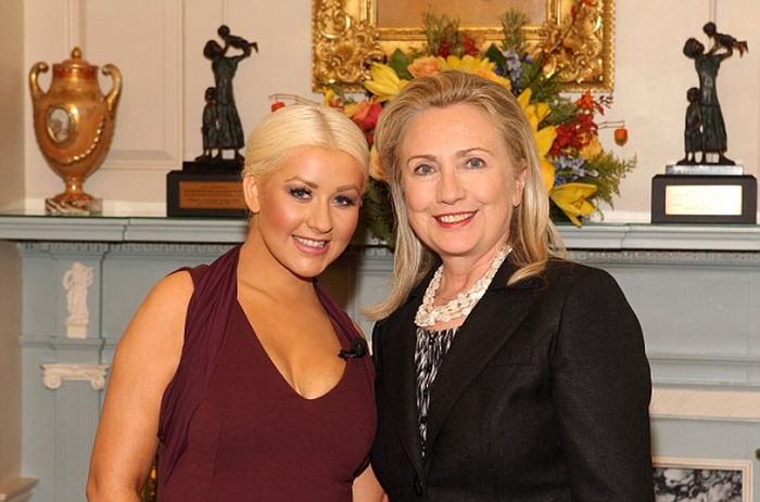 Christina Aguilera Meets Hillary Clinton (5 pics)
