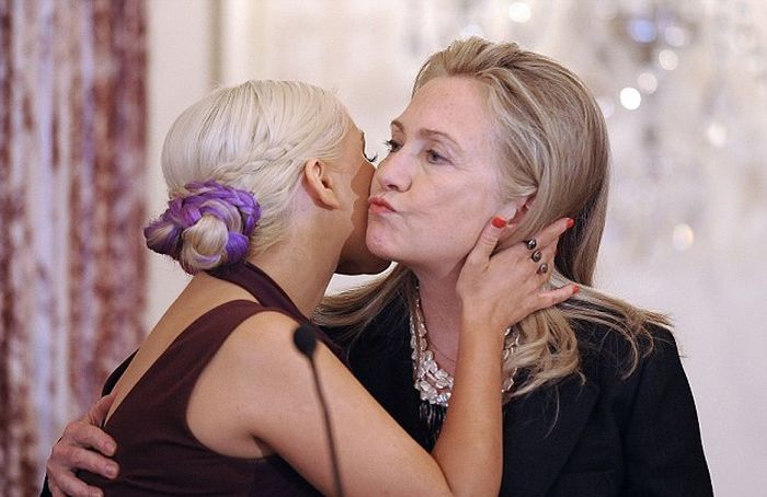 Christina Aguilera Meets Hillary Clinton (5 pics)