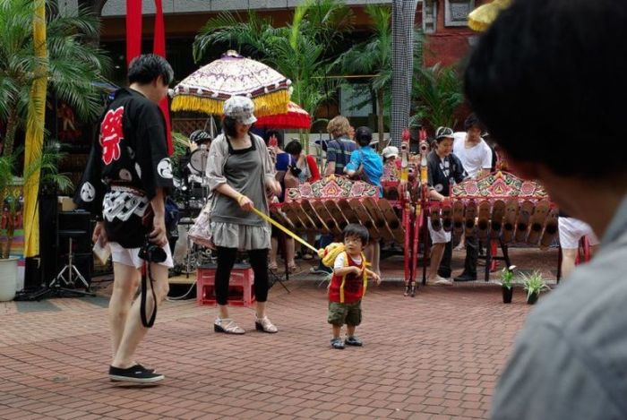 Kids on Leashes (35 pics)