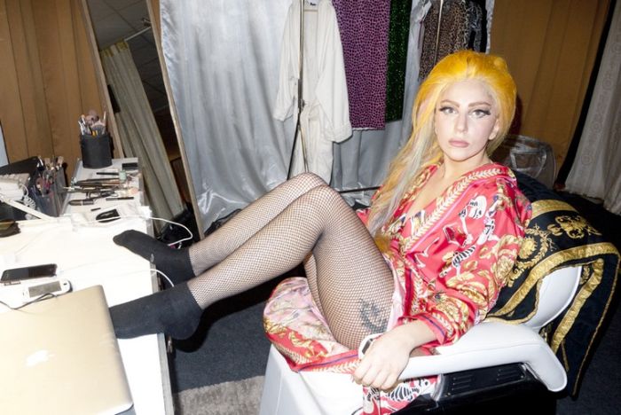 Lady Gaga Being Naughty Backstage (19 pics)