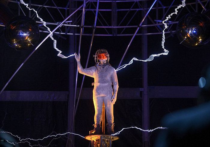 David Blaine's 1m-Volt 'Electrified' Stunt (6 pics)