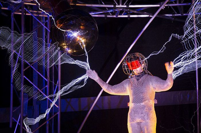 David Blaine's 1m-Volt 'Electrified' Stunt (6 pics)