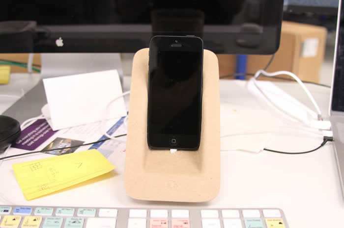DIY iPhone 5 Dock (7 pics)