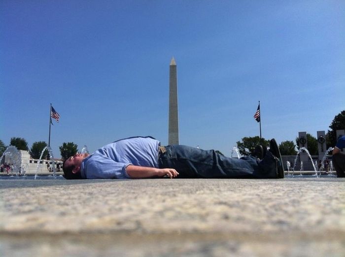Tourists Love the Washington Monument (23 pics)