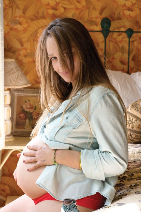‘Girls’ Star Jemima Kirke Shows Her Pregnant Belly (8 pics)