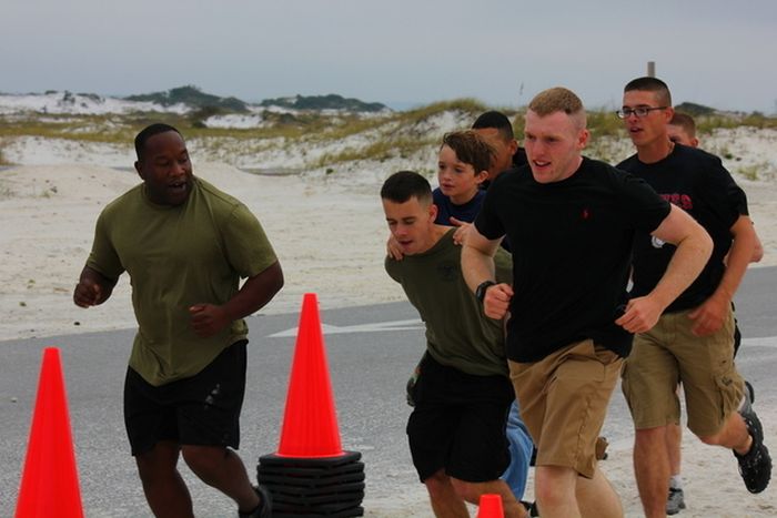 Marines Help Boy With Prosthetic Leg Finish Race (5 pics)