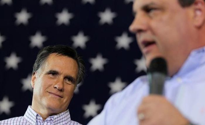 Mitt Romney Looking at People (16 pics)