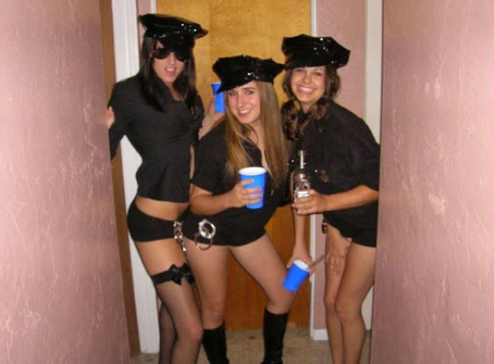 College Girls Wearing Sexy Costumes (47 pics)
