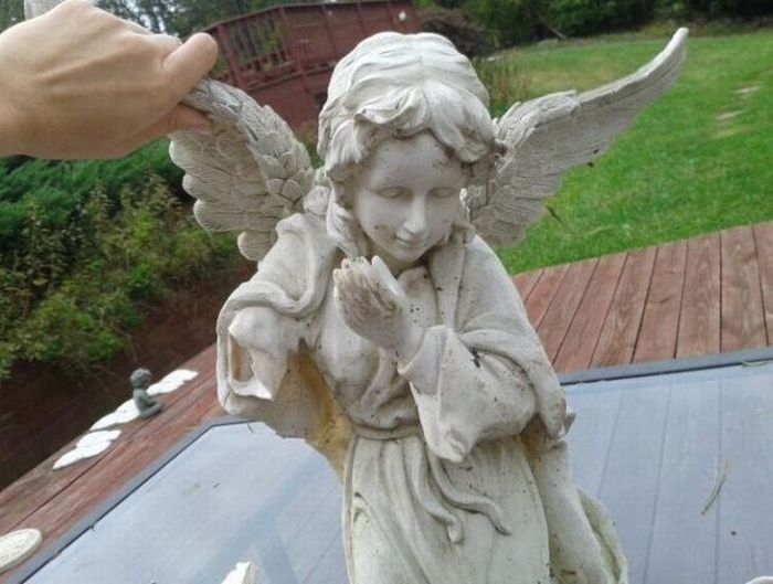 A Statue of Angel with a Secret (3 pics)