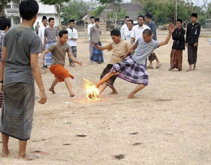 Flaming Soccer in Indonesia (13 pics)