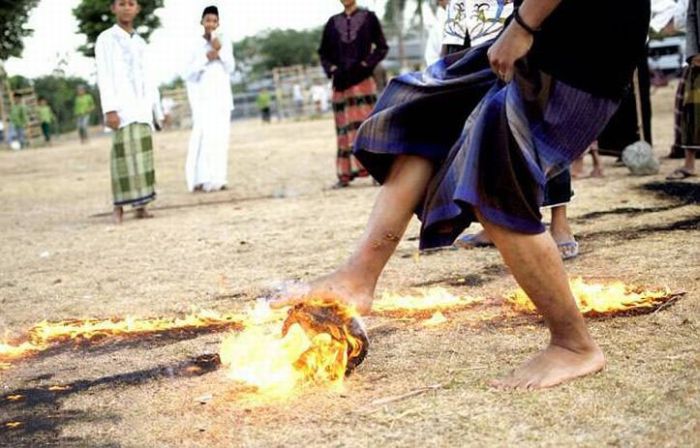 Flaming Soccer in Indonesia (13 pics)