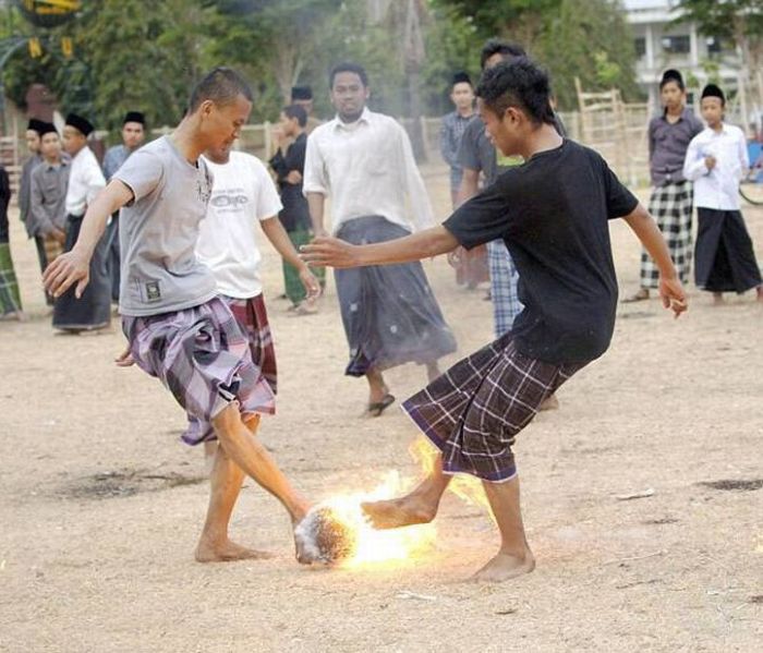 Flaming Soccer in Indonesia (13 pics)