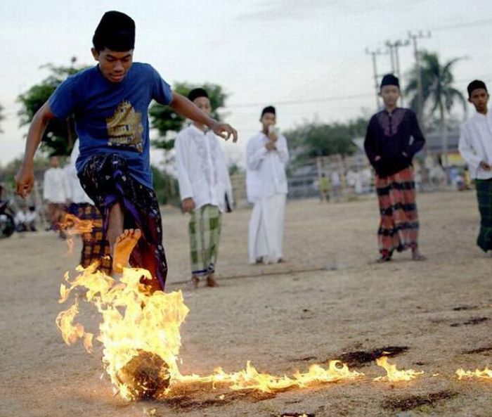 Flaming Soccer in Indonesia (13 pics)