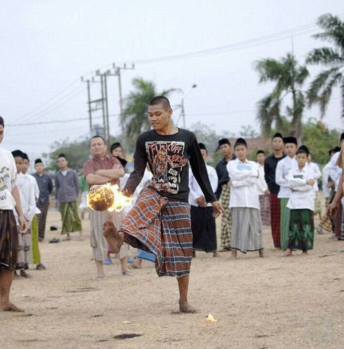 Flaming Soccer in Indonesia (13 pics)