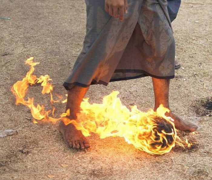 Flaming Soccer in Indonesia (13 pics)