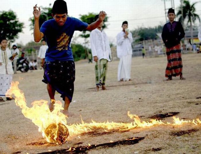 Flaming Soccer in Indonesia (13 pics)