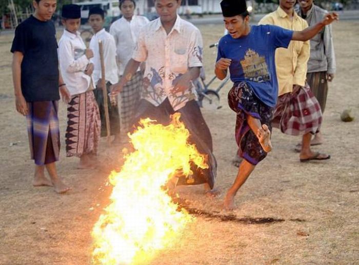 Flaming Soccer in Indonesia (13 pics)