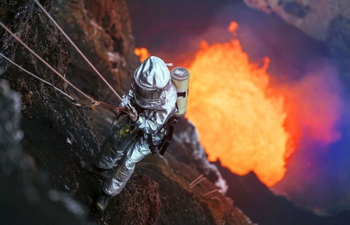 Man in Volcano (8 pics)