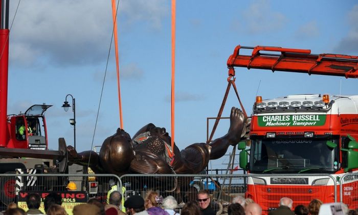 Giant Bronze Statue of a Pregnant Woman (12 pics)