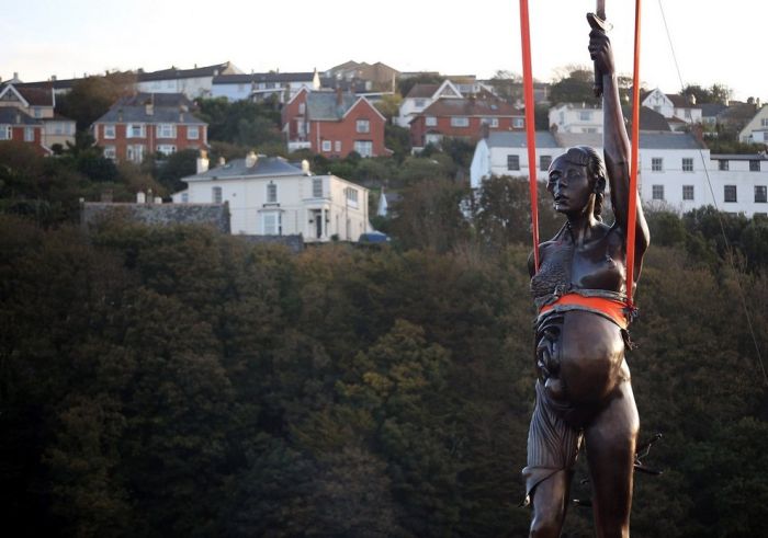 Giant Bronze Statue of a Pregnant Woman (12 pics)