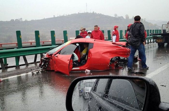 Multiple Ferrari Crash (6 pics)