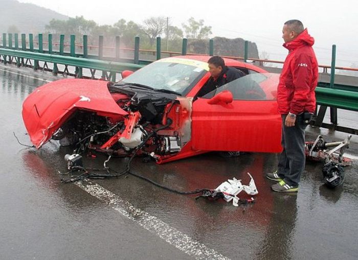 Multiple Ferrari Crash (6 pics)