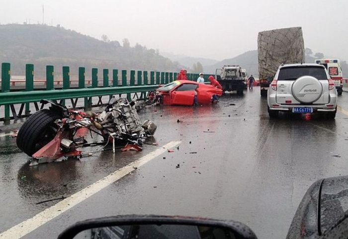 Multiple Ferrari Crash (6 pics)