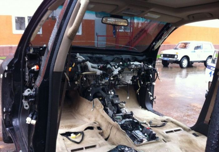 Never Park Your Car in a Bad Neighborhood (9 pics)