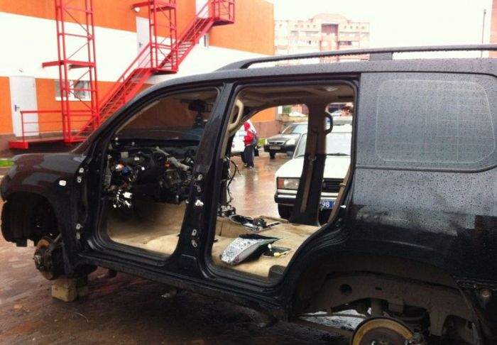 Never Park Your Car in a Bad Neighborhood (9 pics)
