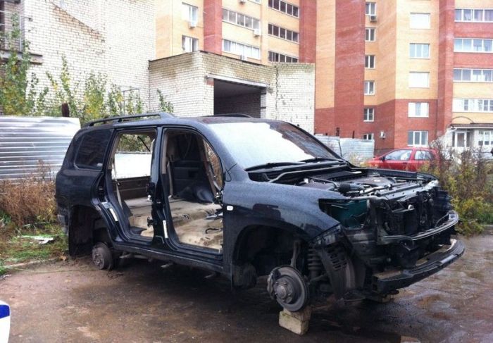 Never Park Your Car in a Bad Neighborhood (9 pics)