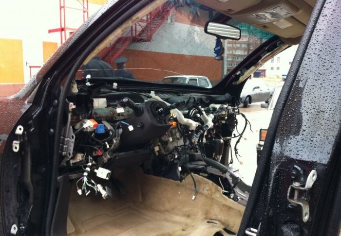 Never Park Your Car in a Bad Neighborhood (9 pics)