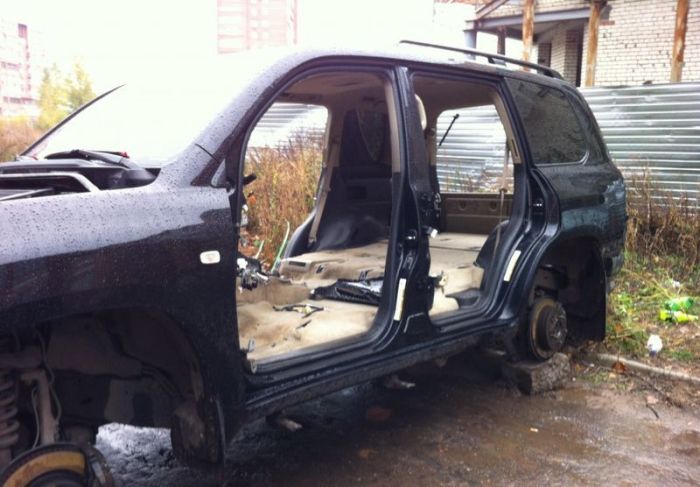 Never Park Your Car in a Bad Neighborhood (9 pics)