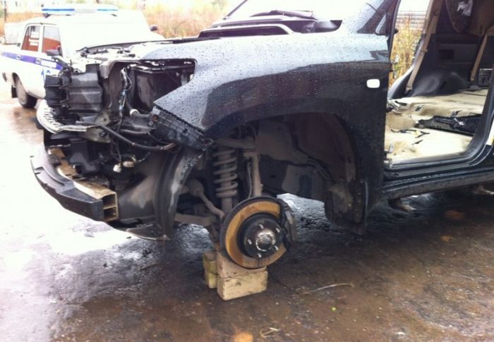 Never Park Your Car in a Bad Neighborhood (9 pics)