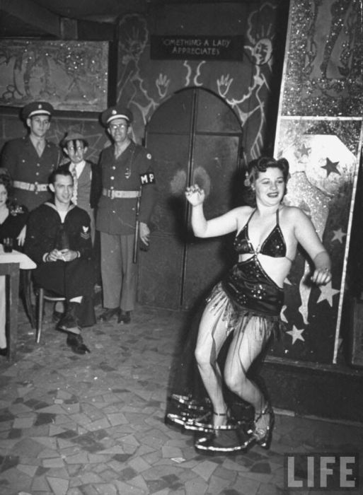Strip Club in New Orleans in 1943 (14 pics)