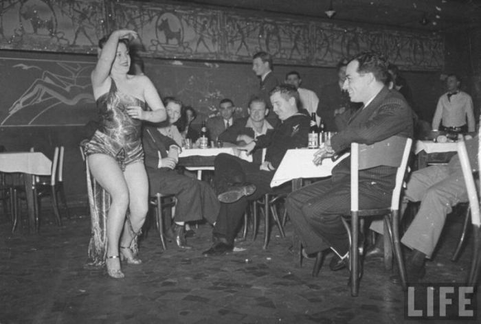 Strip Club in New Orleans in 1943 (14 pics)