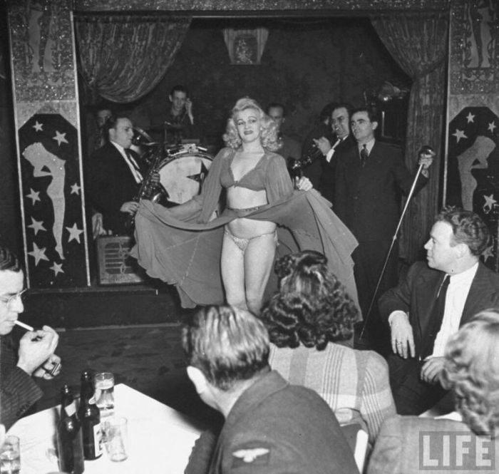 Strip Club in New Orleans in 1943 (14 pics)