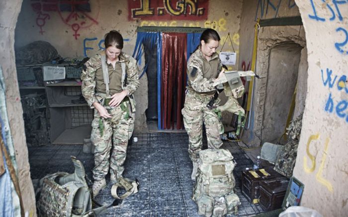 British Servicewomen in Afghanistan (23 pics)