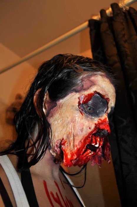Halloween Zombie Costume (9 pics)
